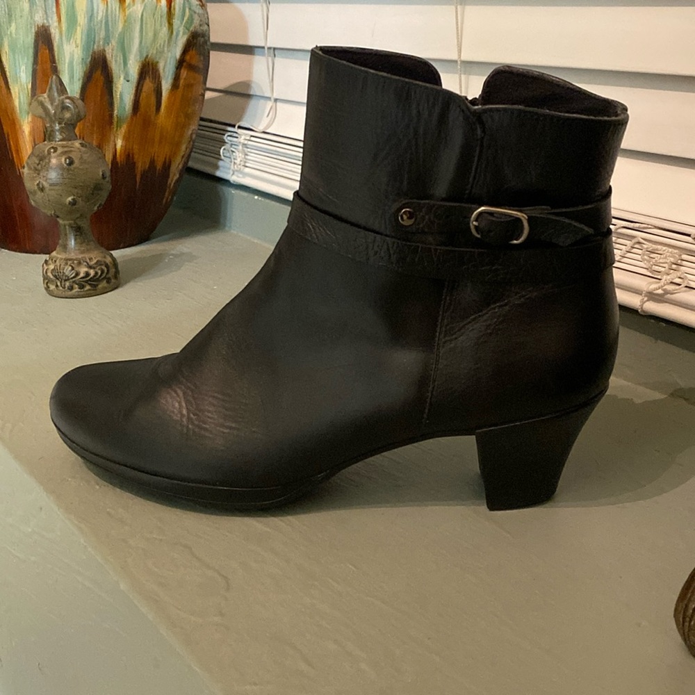 MUNRO Dylan black buckle ankle strap boot 9.5 N
